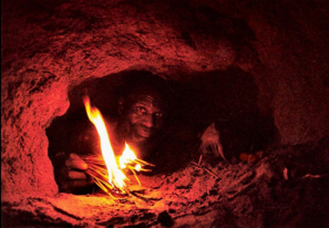 Thợ[-]săn[-]đốt[-]đuốc[-]để[-]quan[-]sát[-]trong[-]hang[-]của[-]trăn.